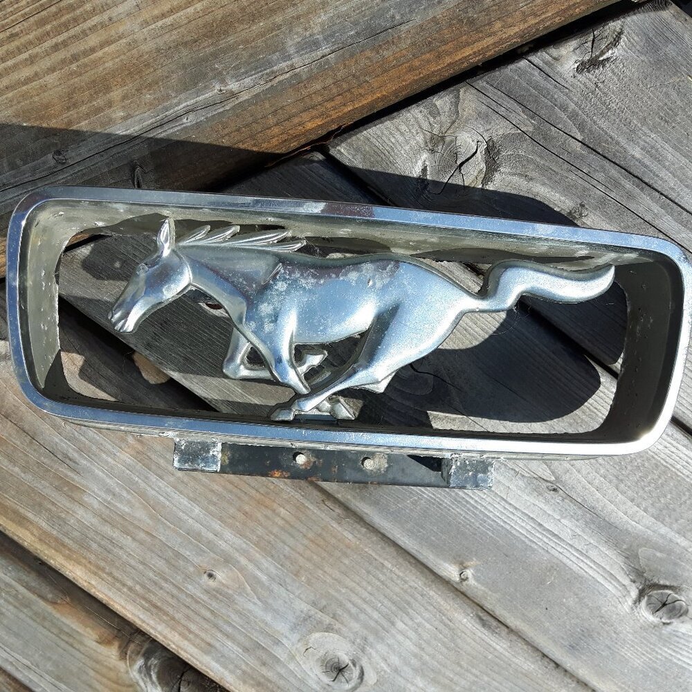 VINTAGE Ford Motor Co. MUSTANG Running Horse Center Grill Heavy Chrome
